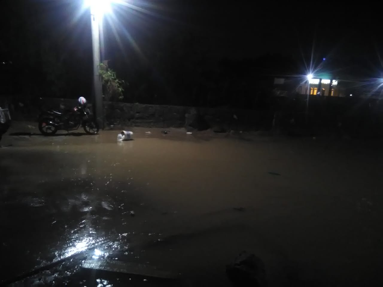 Banjir di RT 03 RW IX, RT 04 RW VI, Perum Dahlia Blok A, Kelurahan Meteseh, Kecamatan Tembalang